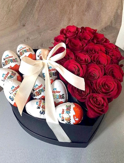 Сердце из роз с киндерами