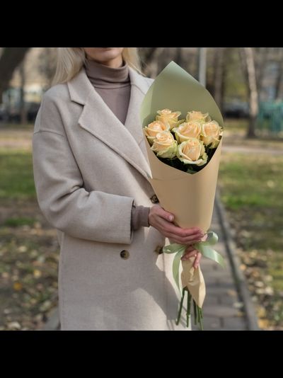 7 персиковых роз
