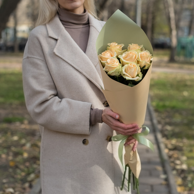 7 персиковых роз