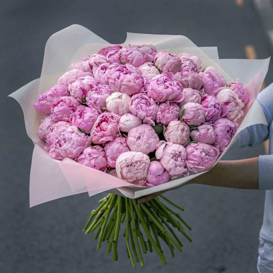 Сезонные цветы, пионы и лилии в букете для Сочи